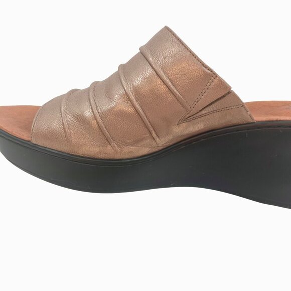 CLARKS ARTISAN METALLIC MUTED GOLD LEATHER WEDGE SANDALS - 11 - Picture 4 of 12